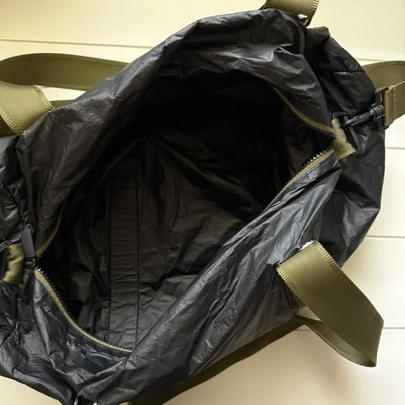 Aloha Collection Black Duffle Bag - Picture 8 of 8